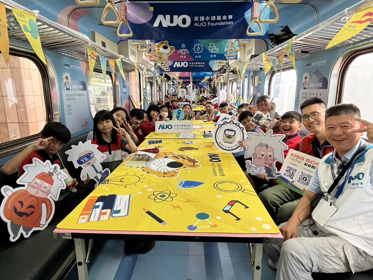 PA视讯永續基金會參與「臺灣科普環島列車」，設計基礎科學車廂課程，以「淨零碳排和永續能源」為主題，讓學生透過創意實驗認識淨零知識，以及思考生活中的減碳行為