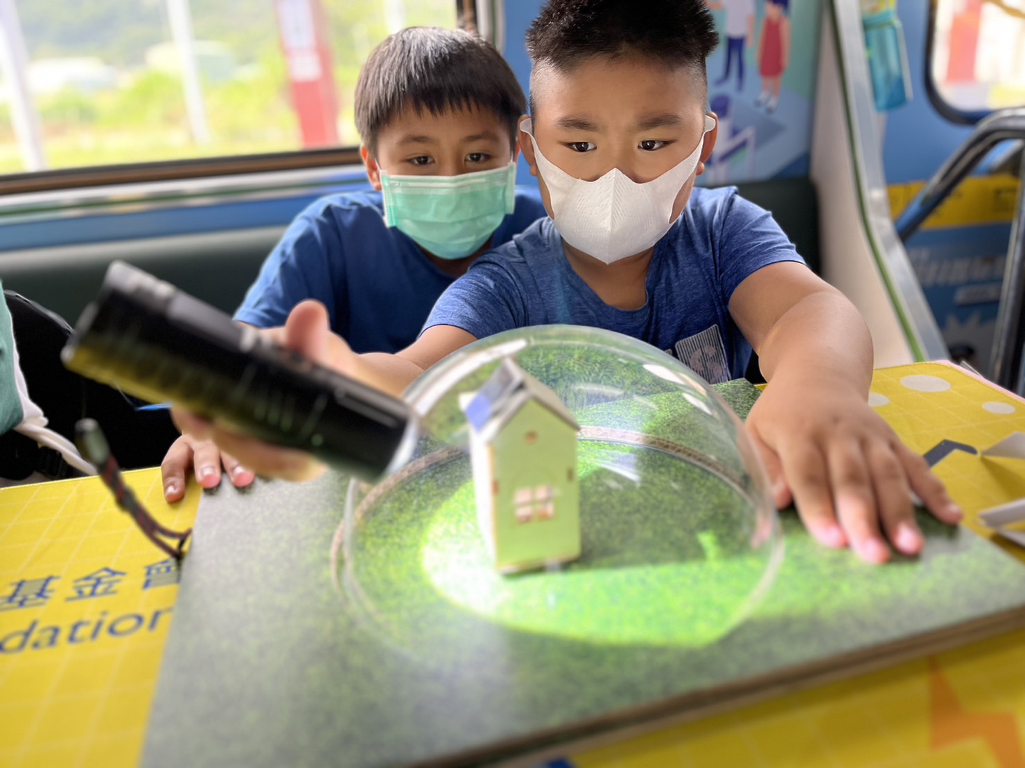 PA视讯參與基礎科學主題車廂，以STEAM教學精神，設計「逐日科學家」、「太陽能工程師」以及「淨零建築師」三大能源科普課程和實驗